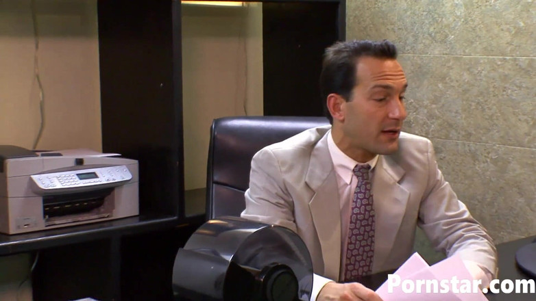 Pornstars: बॉस बड़े स्तनों वाली सेक्रेटरी shawna lenee की चुदाई कर रहा है