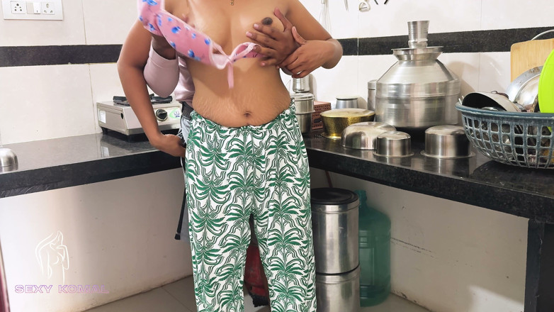 Sexy Komal: Komal ternyata nggak masak makanan dapur, tapi dia ngentot pantatnya...