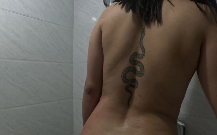 Tatto womane: Solo tatto esposa com uma bunda grande no banheiro