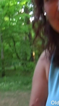 Olds Fuck Dolls - stary facet dostaje POV ręczną robotę od sąsiada