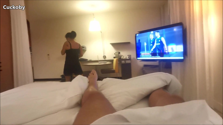 Cuckoby: La cameriera dell'albergo sta pulendo la mia camera e mi...