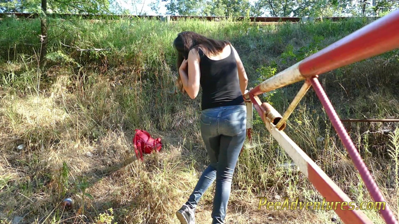 Pee Adventures: Svuota il suo in erezione sul lato della strada