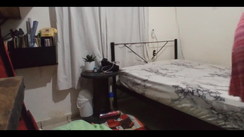 Karmicoxv: Madrastra es grabada secretamente en su habitación
