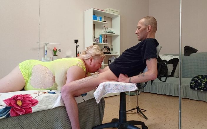 Zona901: Przyjaciel wysysa dużą porcję gorącej spermy z penisa i połyka...