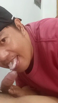 Thật ngon khi đút sâu vào họng một con cặc trộn với phô mai