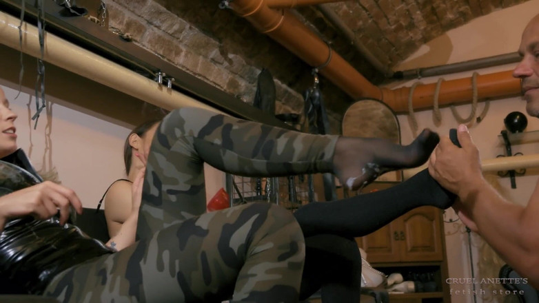 Cruel Anettes fetish world: स्टॉकिंग और लार