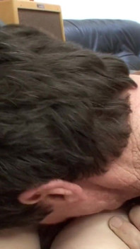 Gelukkige gitaarleraar mag de kut van zijn perfecte brunette tienerstudent neuken