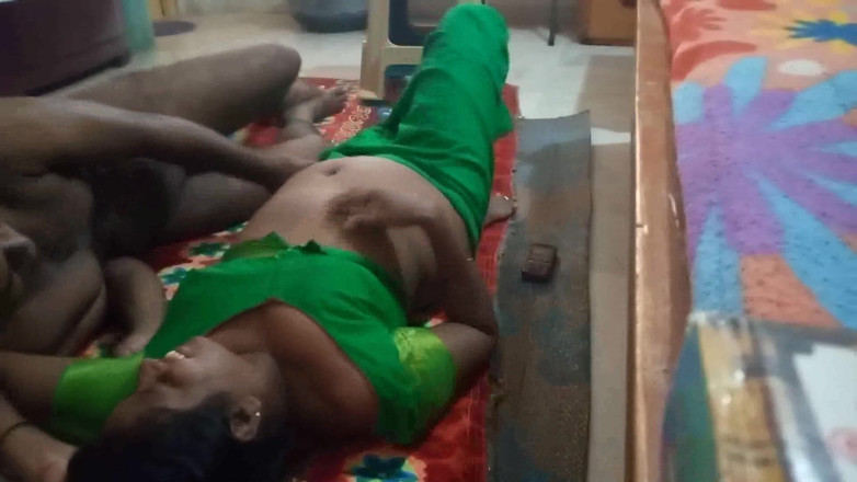 Desi palace: Fotto questa zia arrapata nella mia camera da letto