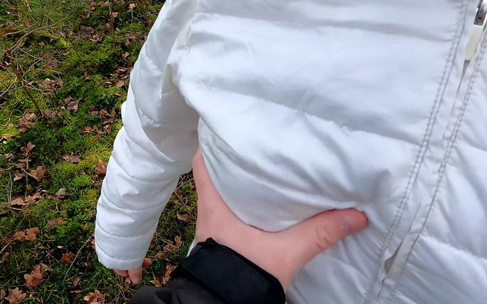 Bouncy Tits Action: Memukul Teteknya Di Dalam Hutan