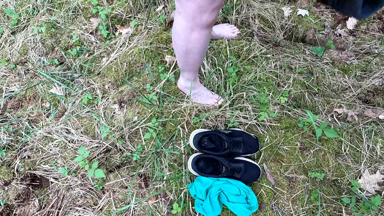 Bouncy Tits Action: Kompletní nahá dívka v lese a bičování jejího těla a...