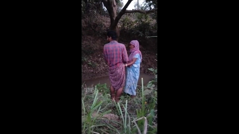 Pumi: インド人妻屋外セックス