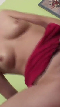 Krásná nadržená brunetka MILF s dokonalými malými kozami je ošukaná do své sexy chlupaté kundičky a těsného zadku
