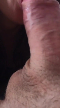 Verdorbene schlampe in strümpfen kommt auf abruf, um schwanz zu lutschen und sperma zu schlucken pOV - Alisa Lovely