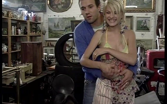 Videorama: Sex excitat cu blonda, inclusiv lins cremă de pe masă