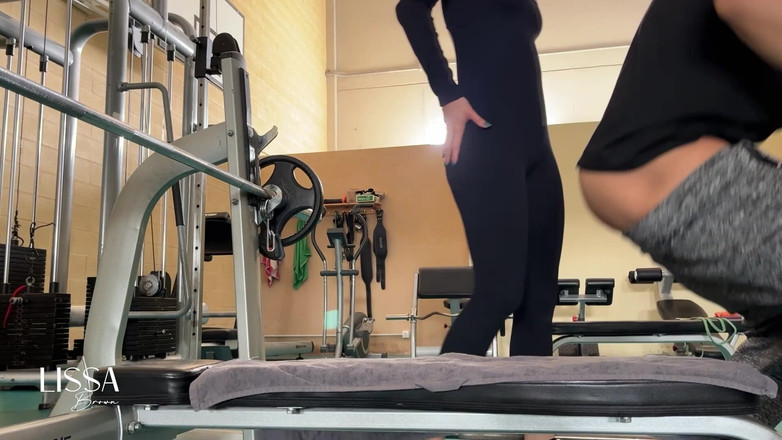 Lissa Brown: Abspritzen ins gesicht im fitnessstudio