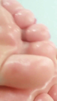 Pies de cerca (Arya Grander)