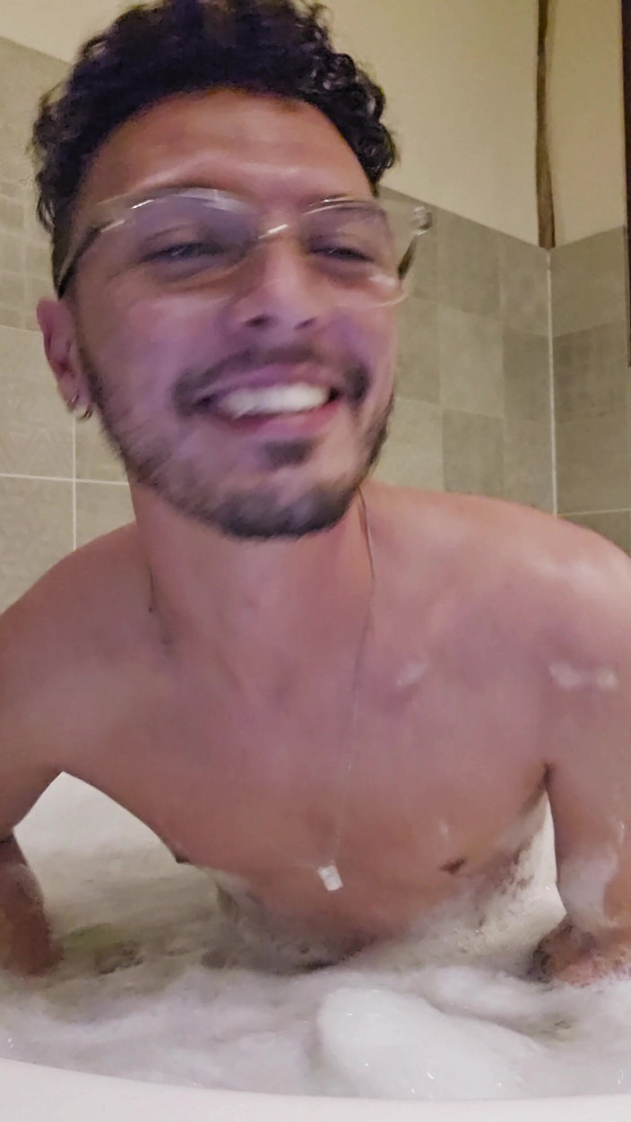 Pvt gloryhole br (brazil): Benimle birlikte bu küvete girer misin?