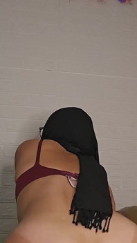 Sexy arabská manželka Mia Niqab skáče na 12 palcové bbc dildo