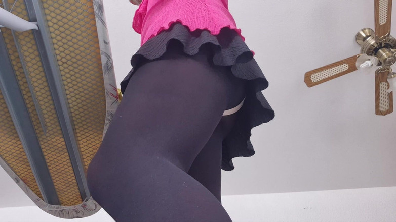 SavageHeater59: Guarda sotto la mia gonna mentre stiro