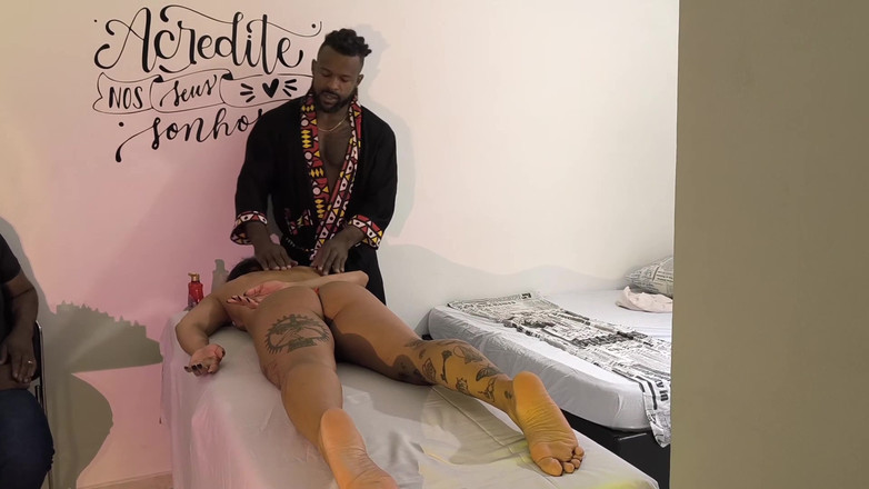 Nurseblack: 흑인 선물 1부로 탄트라 마사지를 해주는 마누라를 데려간 부드러운 바람난 남편