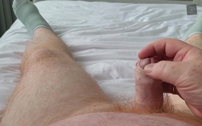 Daddysmudge: Un papa branle sa bite du matin et jouit