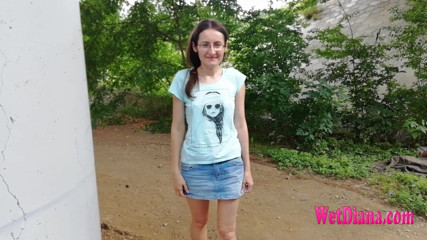 Wet Diana: ダイアナは屋外でおしっこができるようにパンティーを着用していません