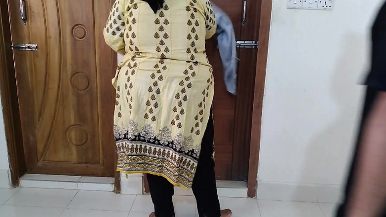 Aria Mia: 她的继子和大屁股deepali阿姨的丑闻