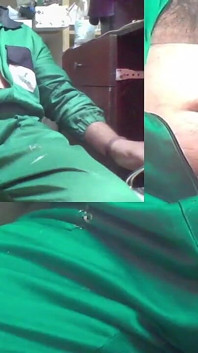 Ayah lagi asik mainin kontol besarnya