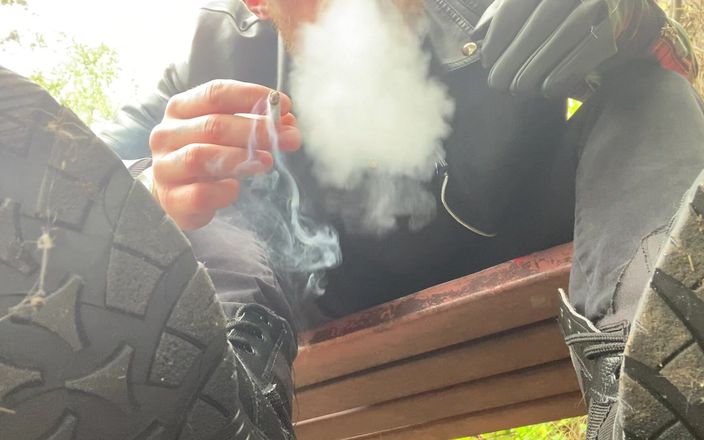 Hunky time: Kouření kožené královny dominantní