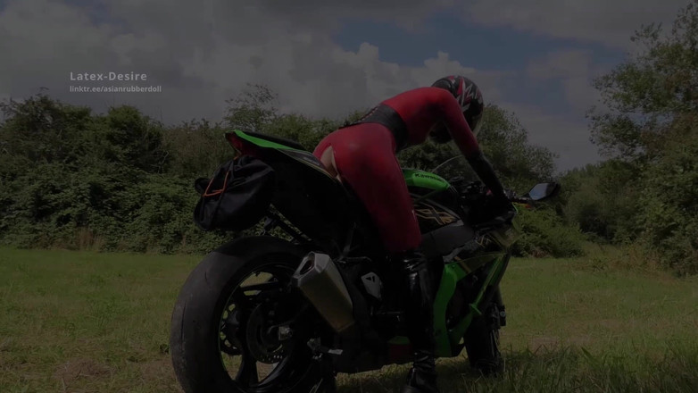 Latex Desire: La ragazza motociclista cavalca un dildo grasso in bici