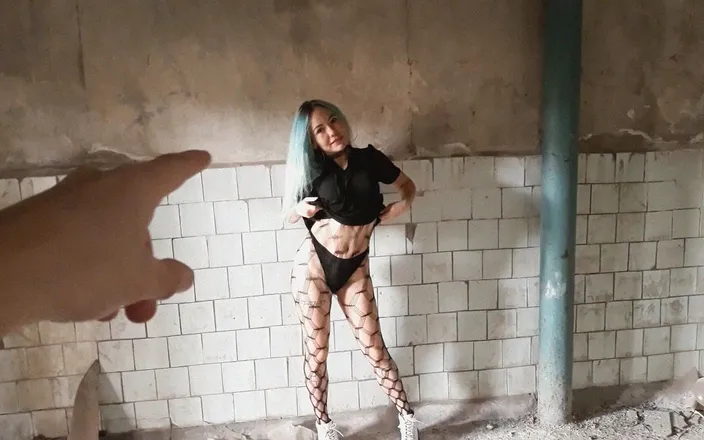 Blowjobs Alice: Fucking a tramp girl in a trap house