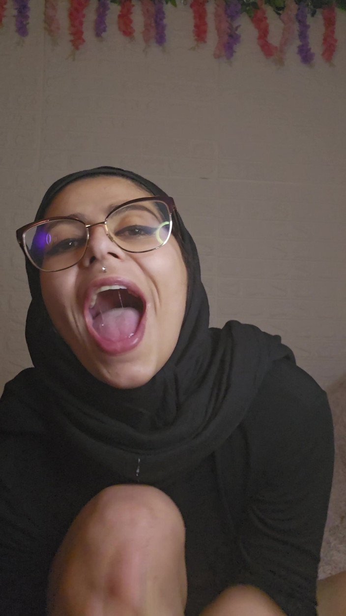 MiaNIqab: Sucking My Feet and Anal Dildo Mia Niqab