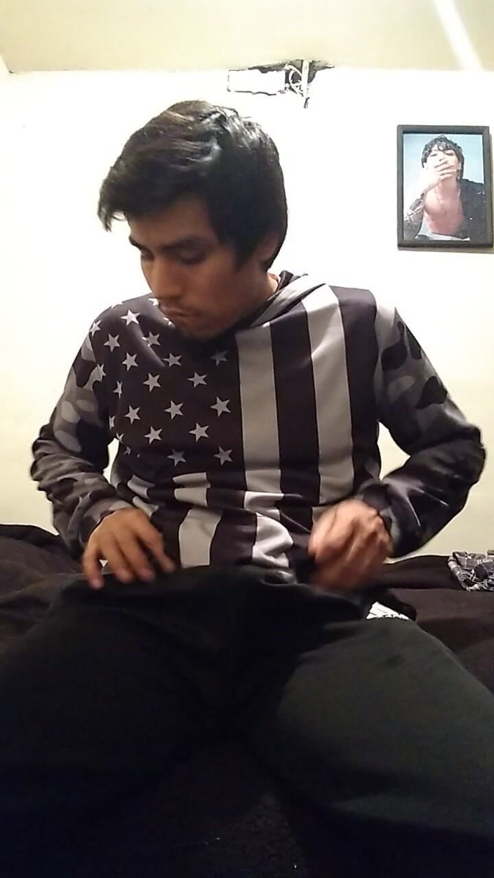 AlexAlejandro13: विशाल लंड वाला मोहक आदमी उससे बाहर झांक रहा है