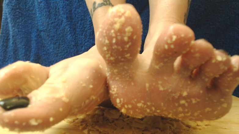 Abby Anna: AsMR crush patatine a piedi nudi e suole