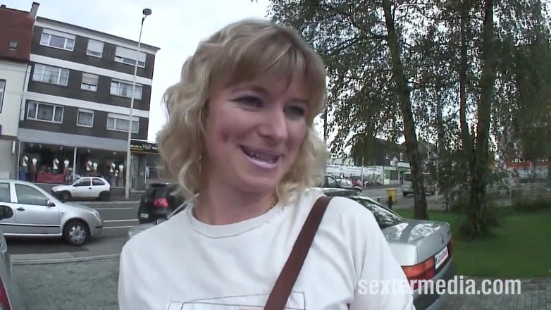 Sextermedia by Pete: Amateur, een wat oudere slet masturbeert in een panty