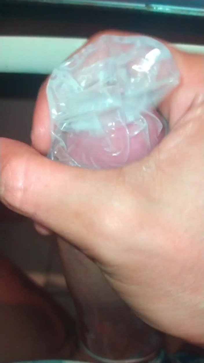 Naughty Cock: Masturbación sin desorden, todo guardado dentro del condón.