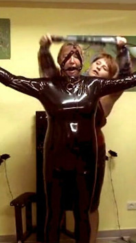 ทาสในชุดลาเท็กซ์ - BDSM จัดหนักกับคนสามคน