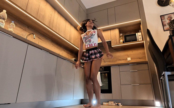 Leon Lambert Girls Twerk Parties CFNM: Urocza i piękna murzynka college loszka w rajstopach miga w...
