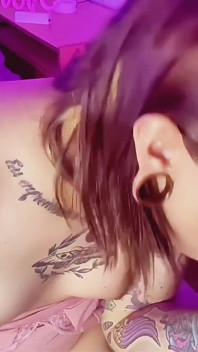 Trans-mädchen emma ink lutscht den schwanz eines fremden in ihrem zimmer