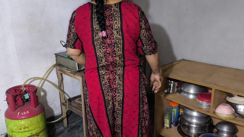 SAFI TV: Tante tiriku memasak jadi aku memeluknya dan mulai ngentot pantatnya.