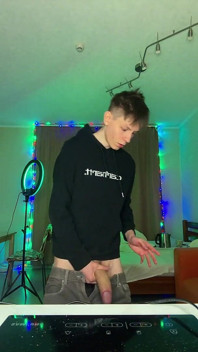 Guarda quanto sborra può spruzzare questo ragazzo affamato