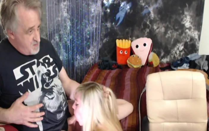 GamerGirlRoxy: Roxy gibt lee einen blowjob tief in den hals, dann...