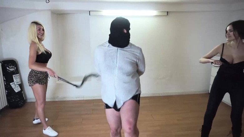 Lady Mesmeratrix Official: Două fete dominatoare feminine își biciuiesc sclavul bărbat