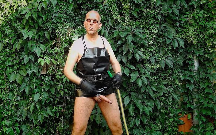GERMANE_XL: De geile rubberen tuinman 26 (nat spel en pissen)