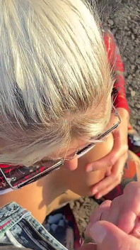 Selfie-pompino in Luogo Pubblico, Giro in Bicicletta Con Tette Nude E Sperma Sul Viso