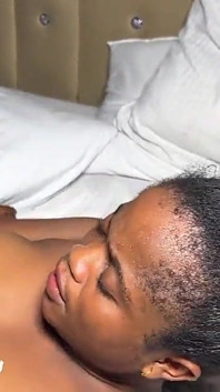 Von den Putzfrauen gedehnt, großer schwanz