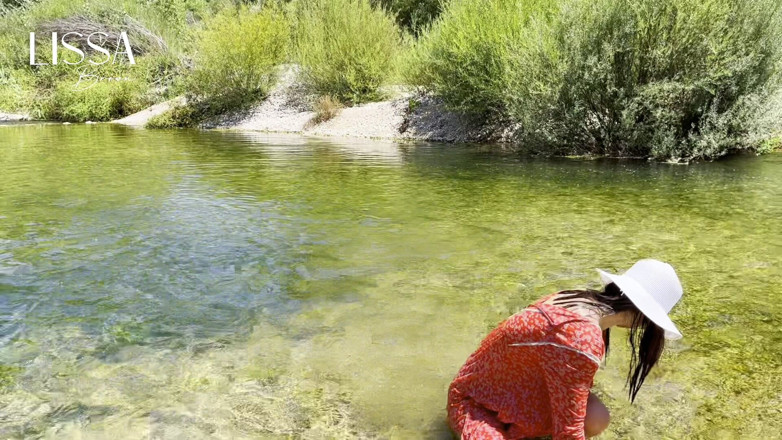 Lissa Brown: Vestido mojado en el río + masturbación + exhibicionismo