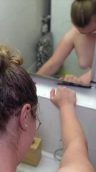 Familie Vluggertje in De Badkamer, Stiefbroer Wil Haar Ook Neuken En Over Haar Tieten Klaarkomen.