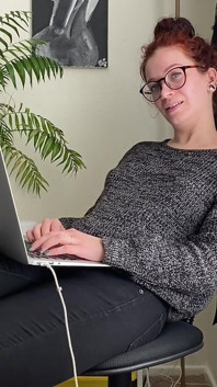 Șeful are nevoie de o nouă jucărie de futut Joi Interviu