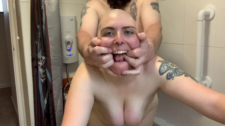 Rebecca Curves: Rebecca curves bekommt einen harten anal-duschfick